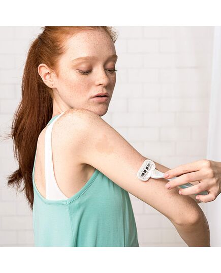 Gillette Venus Smooth Sensitive Shaving Razor - One Handle + 2 Blade Refills - Green